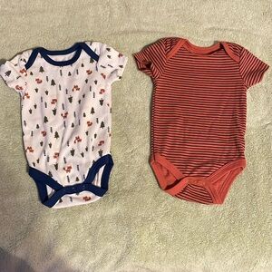 2 pack fox design onesies size 6-9 mths
